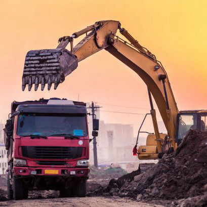 Máquina retroexcavadora amarilla cargando tierra en volqueta roja